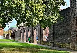 Fabrieksmuur Heugemerweg bij stadstuin Piazza Céramique