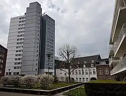 Toren van Siza en plantsoen