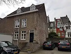 Binnenterrein Wycker Grachtstraat met oud huisje