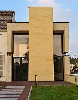 Zuidgevel nieuwbouw, deels van mergelsteen