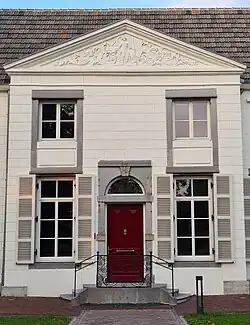 Detail zuidgevel met gestuct fronton