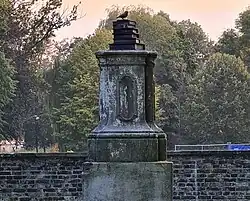 Tuinmuur, sokkel en beeld