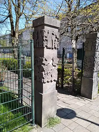 Twee zuilen bewaken binnentuin (april 2021)