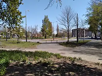 Overzicht van Molenwerf met op achtergrond Haarlemmerhof (april 2021)