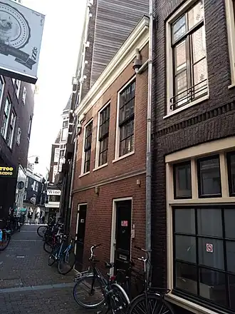 Pand met gevel onder cirkelvormig verhoogde lijst