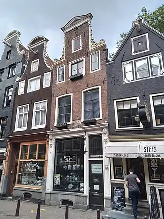 Nieuwe Spiegelstraat 64 (met bloembakken met daartussen gevelsteen), Amsterdam (juli 2021)