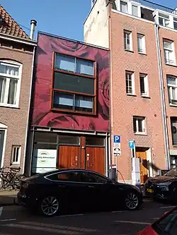 Reyer Anslostraat 4 met roos (maart 2021)