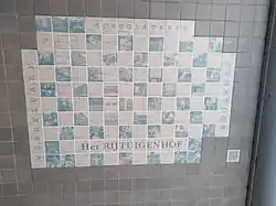 Een van de tegeltableaus (maart 2021). Idee en vormgeving; Marcia Narain. Dit project is mogelijk gemaakt door het Eigen Haard fonds.