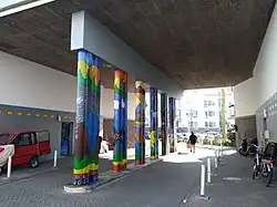 Murals op pilaren westelijke doorgang (maart 2021)