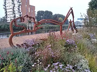 Een van de drie rustpunten XXL met op achtergrond Weespertrekvaart (september 2021)