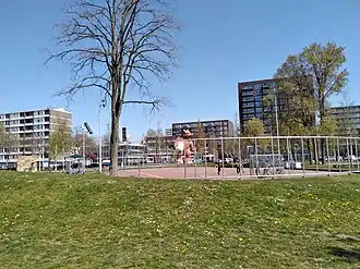 Staalmanpark in april 2021 met in het midden Staalman