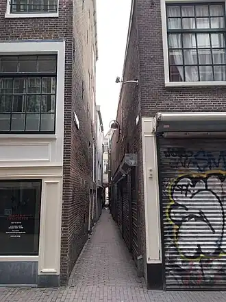 Trompetterssteeg vanaf Sint-Annenstraat (februari 2021)