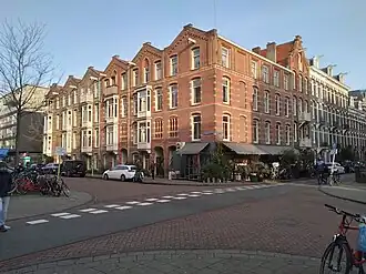 Links Tweede Constantijn Huygensstraat rechts: Eerste Helmersstraat (december 2021)