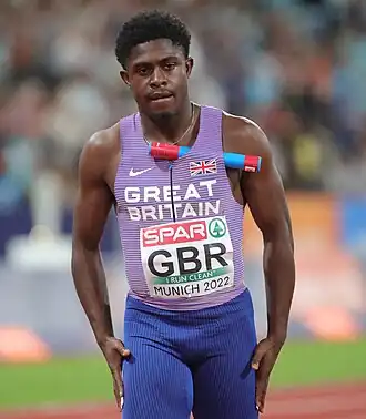 Jeremiah Azu tijdens de 4 × 100 m estafette op de EK van 2022.