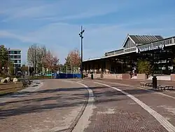 Station Naarden-Bussum, voorplein gezien vanuit het westen in 2022
