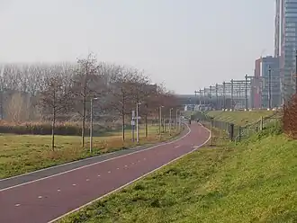 Het Spoorbaanpad langs het Odeonpark in de Filmwijk