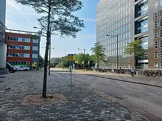 Adam Smithplein met rechts Westgate II (PwC (september 2022)