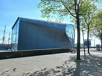 Prins Hendrikkade 600 met gevouwen dak en wanden (juli 2022)