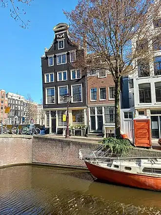 Blauwburgwal 20 (roze) en 22 (donker) (maart 2022)