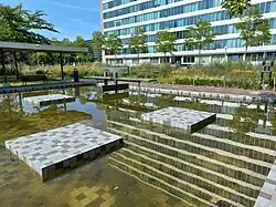 Vernieuwde vijver met beelden