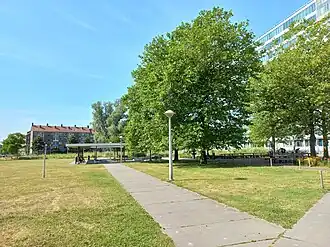 Bos en Lommerplantsoen met vijver en pergola, rechts GAK-gebouw, achter Erasmusgracht (juli 2022)