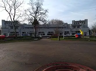 Brink 24-32 (van rechts naar links) met daarvoor twee speeltoestellen (januari 2022)