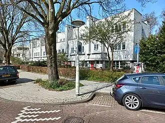 Brink 4-22 (vrnl) (april 2022) Rechts: Johan Cruijff op parkeergeldmeter