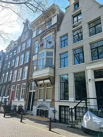 Brouwersgracht 51 (gele gebouw) in mei 2022
