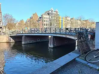 Brug 10 richting Blauwburgwal (maart 2022)