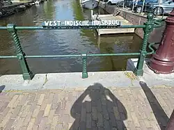 Naamplaat en leuning van brug 17, leuning om lantaarn gevouwen (mei 2022)