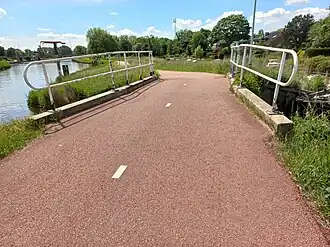 Noordhollandschkanaaldijk tussen brug 185P (voorgrond) en brug 970 (achtergrond) in mei 2022
