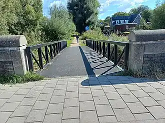 Van de Anderlechtlaan omlaag naar Peilschedingskade via brug 2374; rechts bebouwing Sloterweg (september 2022)