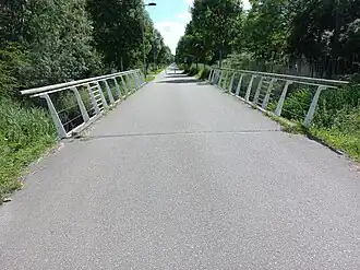 Brug 2406 in de Nico van Broekhuysenweg, achter de brug overgang van algemen weg tot voet- en fietspad (juni 2022)