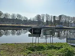 Werkzaamheden rond bouw Brug 2470 met ventilatietoren IJtunnel op achtergrond (maart 2022)