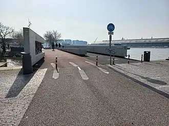 Volewijckbrug met rechts Centraal Station (maart 2022)