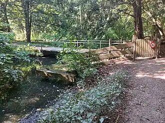 Zijaanzicht Brug 538 met daarvoor nog een steunpunt van de draaibrug (augustus 2022)