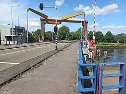 Brug 970 richting west gezien met opvallende balanspriemen en contragewicht (mei 2022)