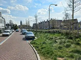 Dr. Baumannplein gezien vanaf voor de huisnummers 1 en 3 (april 2022)
