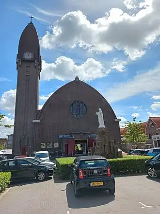 De OLV geboortekerk met Heilig Hartbeeld in 2022