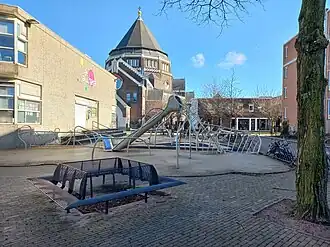 Een transparante grens met op de achtergrond de Gerardus Majellakerk (februari 2022)