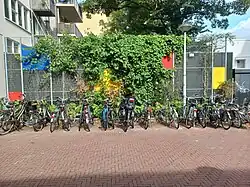 Mondriaanvlakken terreinafscheiding huisnummers 80-86 (augustus 2022)