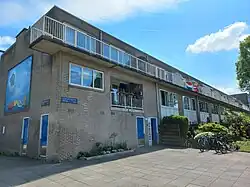 Bebouwing Gedempte Insteekhaven 25-35 eindigt bij blauwe deur met schutting (mei 2022)