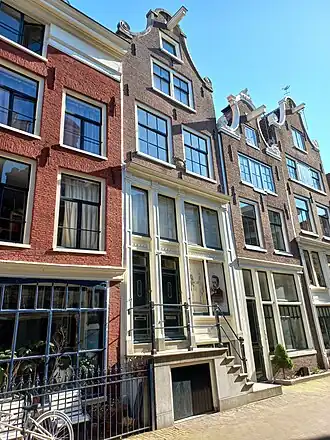 Korsjespoortsteeg 20 met cartouche tussen ramen (maart 2022)