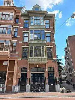 Korte Marnixstraat 7 met reliëfs in de plint (september 2022)