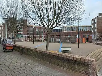 Kortenaerplein met links Kortenaerstraat en rechts Slatuinenweg; twee niveaus (maart 2022)