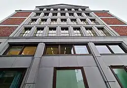 Noordelijke kopgevel met hardstenen middenrisaliet