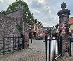 Ingang met hekpijlers