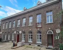 Momus' Oudemannenhuis, bijgebouw