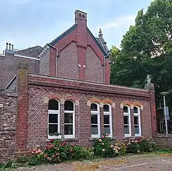 Zijgevel en lage aanbouw