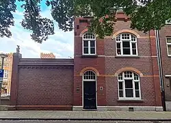 Voorgevel en lage aanbouw